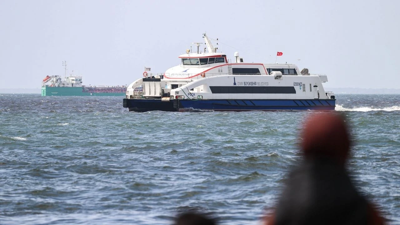 İzmir'de deniz ulaşımında seferler iptal ediliyor: Şiddetli rüzgar şehri esir aldı