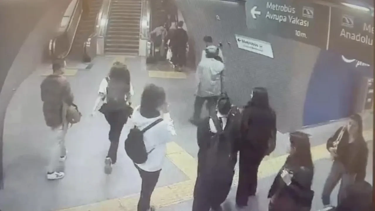 İstanbul'da metrobüs istasyonunda kavga dehşeti: Genç kadın merdivenlerden düştü