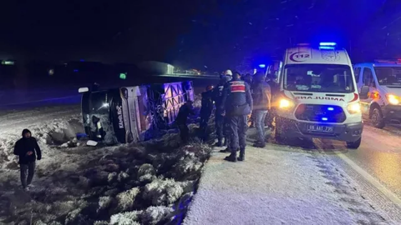 Aksaray'da yolcu otobüsü devrildi: 20 kişi yaralandı