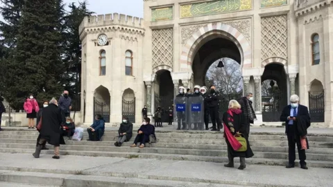 İstanbul Üniversitesi'nde İmamoğlu protestosu: Öğrenciler ile polis arasında arbede yaşandı