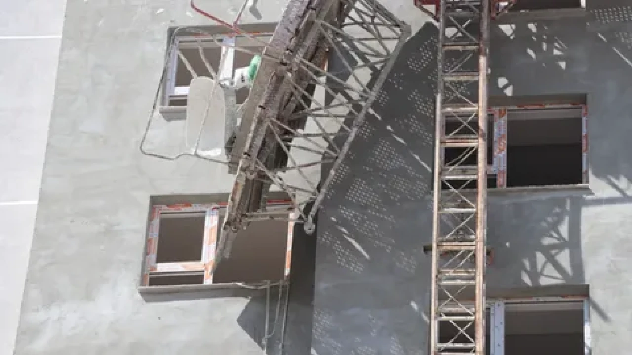 Ümraniye'de inşaat iskele çöktü: 2 işçi ağır yaralandı