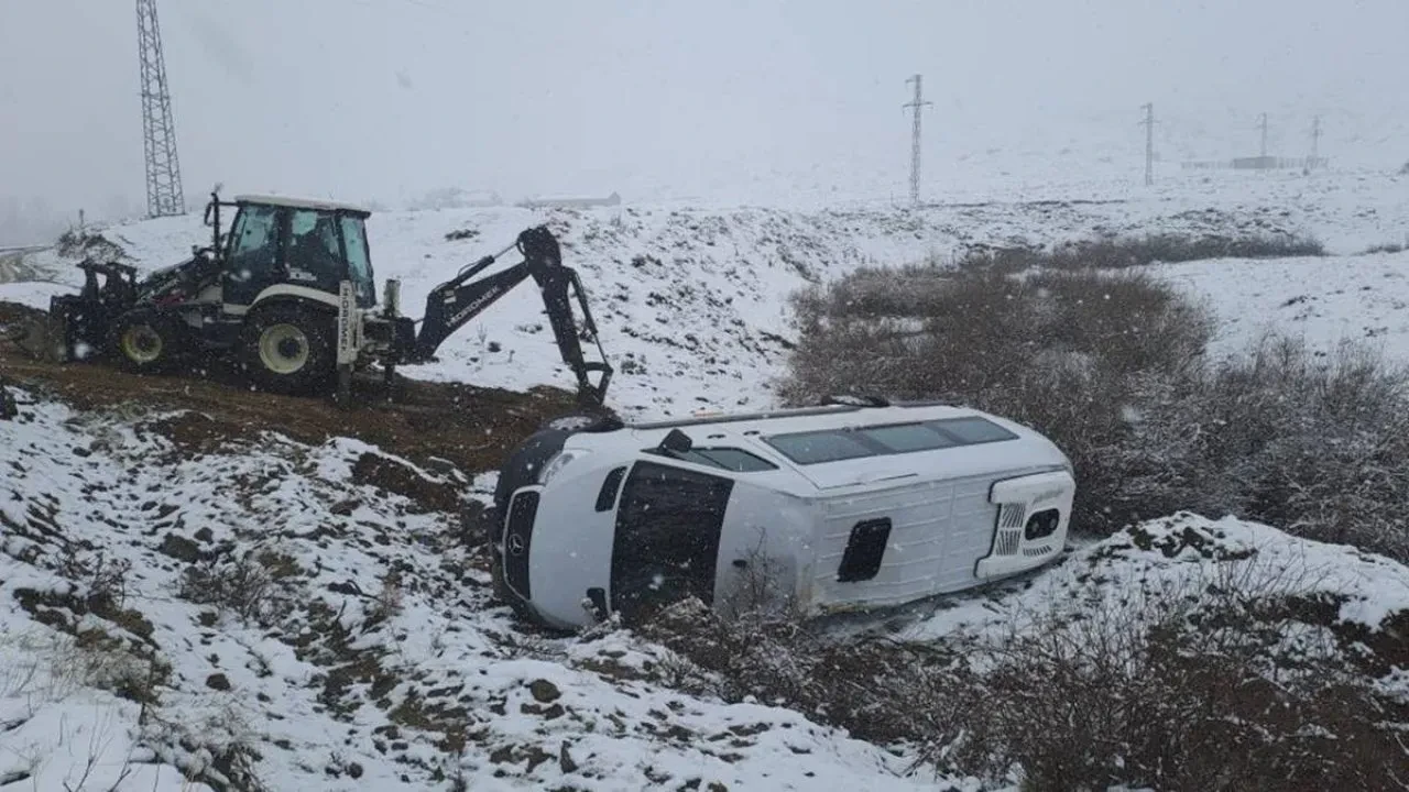 Bingöl'ün Genç ilçesinde minibüs kazası: 9 işçi yaralı