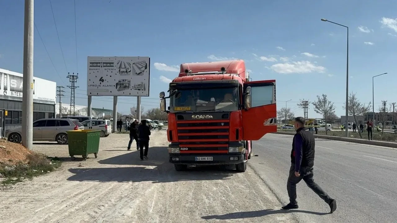 Konya Karatay'da minibüs, TIR'a yandan çarptı: 1 ölü, 5 yaralı