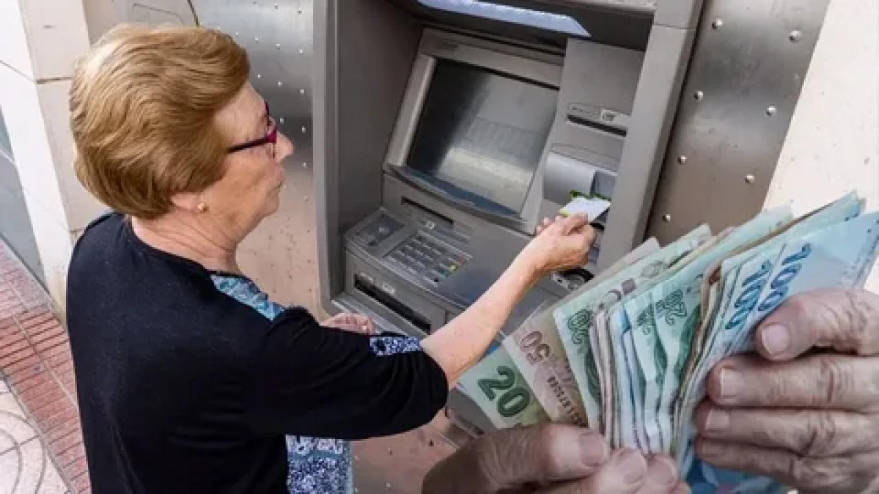 Emeklilere bayram müjdesi: İkramiye farkları hesaplara yatıyor