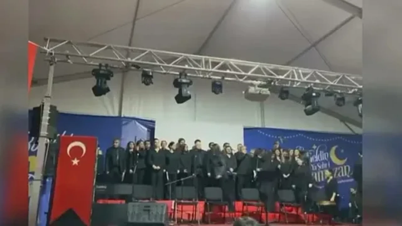 Gaziosmanpaşa'daki ramazan etkinliğinde sahne çöktü, 4 koro üyesi yaralandı
