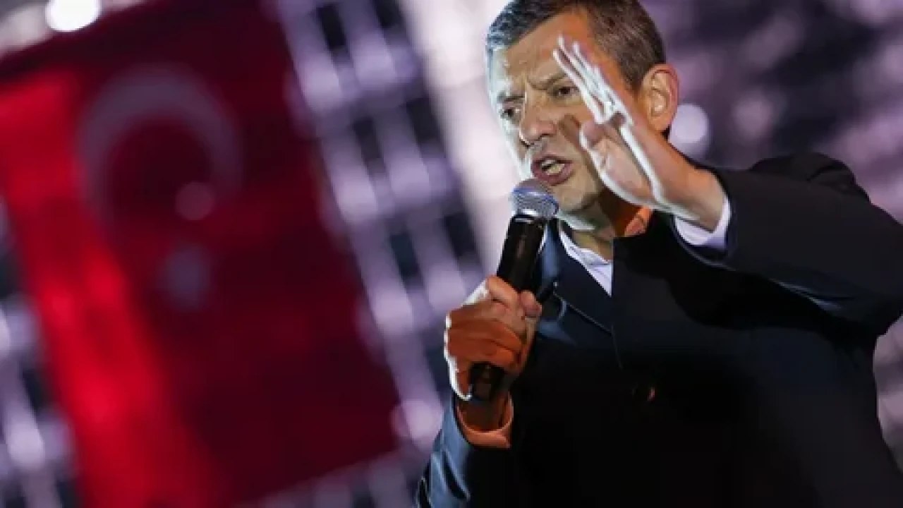 Özgür Özel'den gergin sözler: "Kanuna aykırı setleri yıkın geçin"