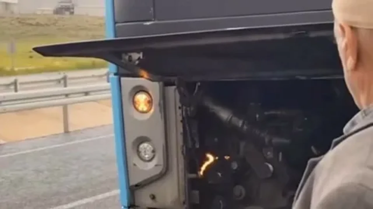 Otobüs yangınına yolcudan ilginç müdahale: Alevlere üfleyerek söndürmeye çalıştı