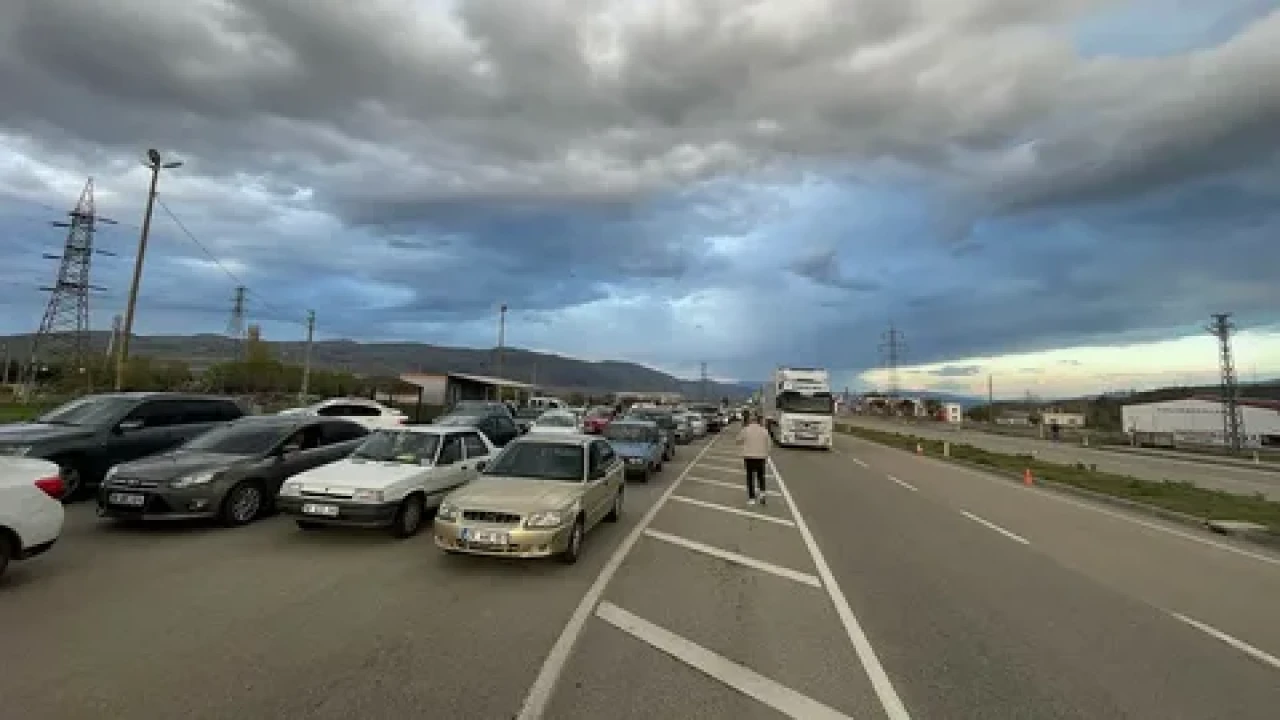 Sivas'ta yüksek gerilim hattı koptu, D-100 yolu trafiğe kapatıldı