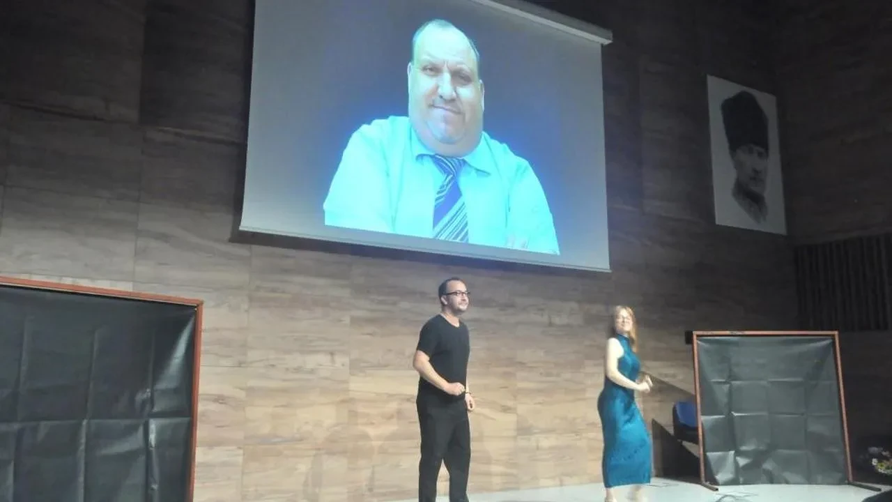 Gazeteci Cüneyt Erdan anısına tiyatro gösterisi düzenlendi: Aşkın Elli Tonu sahnelendi