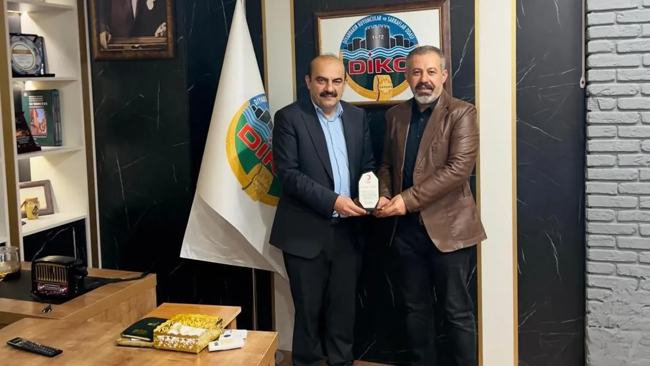 Kızılay'dan diko başkanı yüksel'e teşekkür plaketi