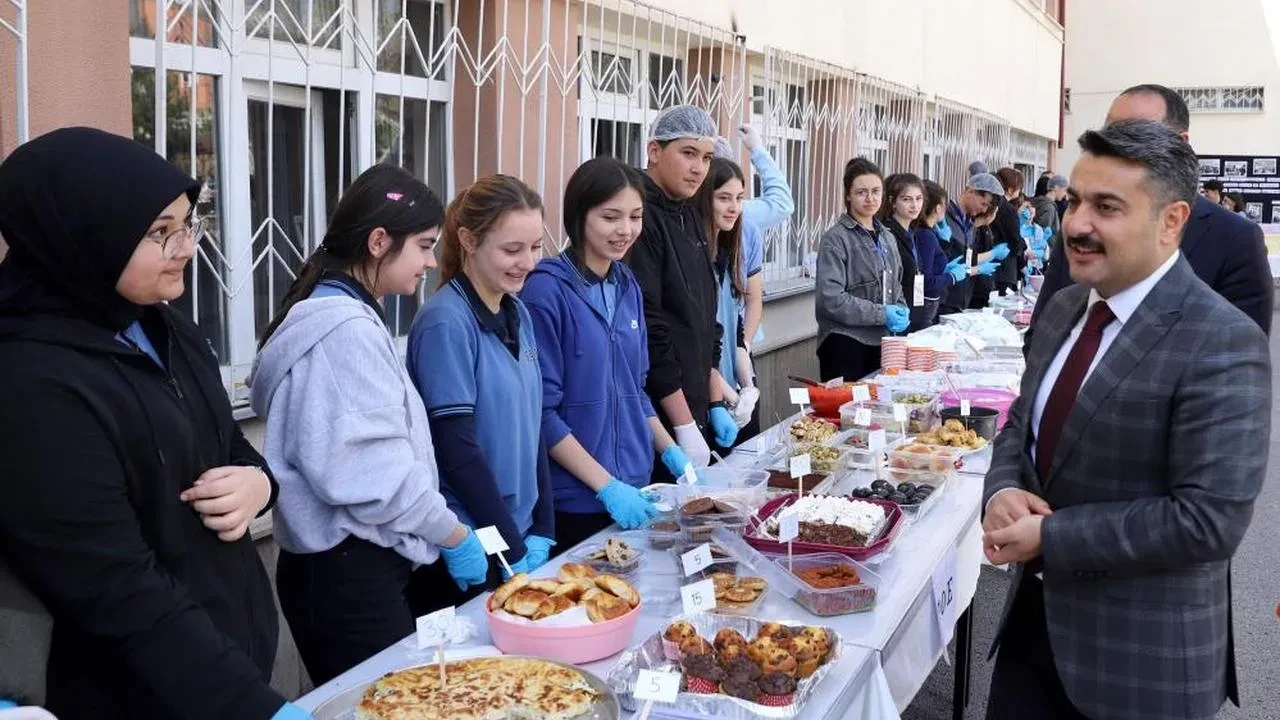 Sivas Cumhuriyet Anadolu Lisesi'nden Ovacık İlkokulu'na örnek dayanışma: Hayır panayırı büyük ilgi gördü
