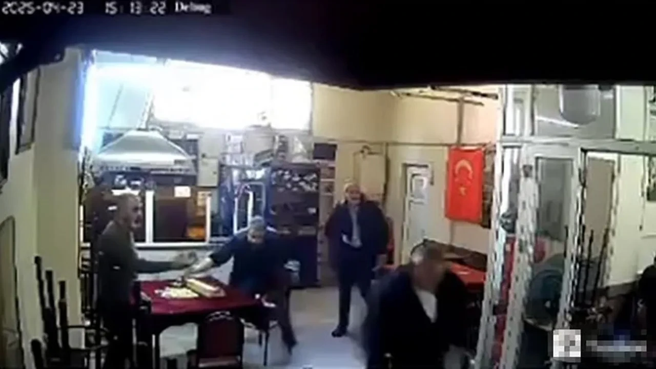 Ataşehir’de kıraathanede deprem paniği kamerada: ‘kaçma, dur’