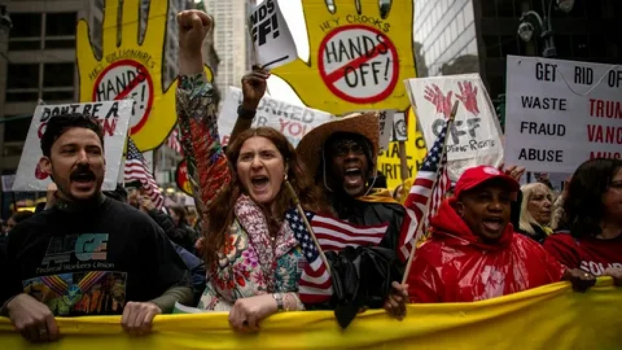 ABD'de "Ellerini çek!" protestoları: Trump ve Musk'a karşı direniş yükseliyor