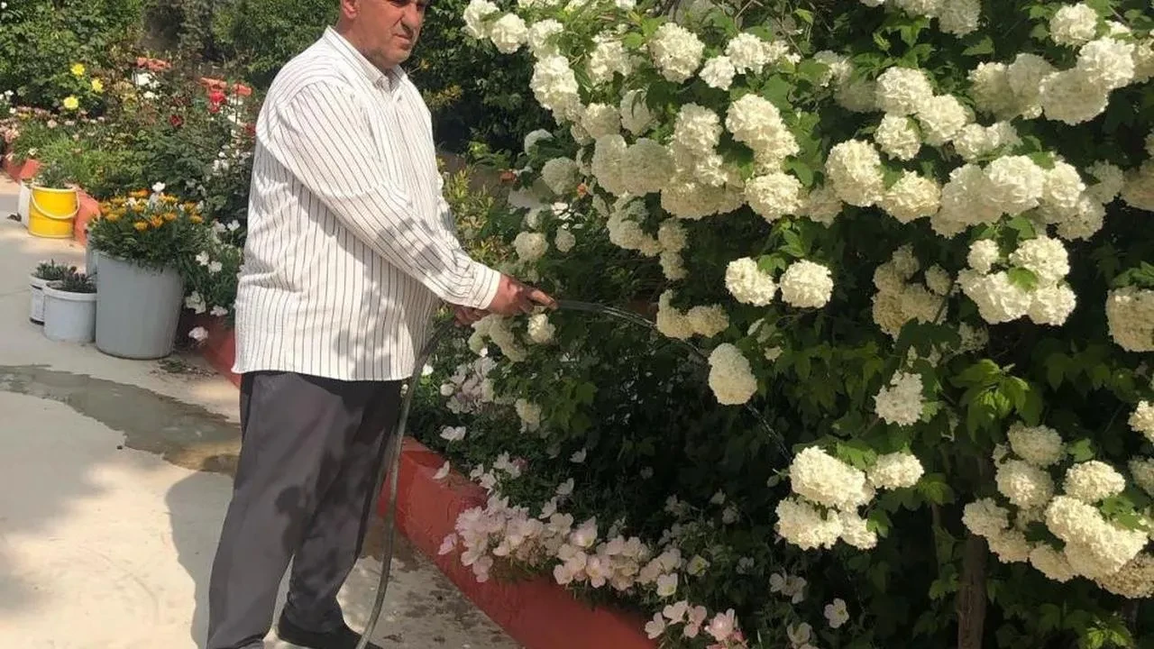 İmam Ali Arslan'ın çiçeklerle donattığı cami: Cemaatin huzur bulduğu bir mekan