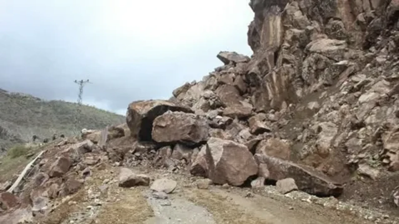 Batman'da heyelanlar nedeniyle kapanan yolların yarısı yeniden açıldı