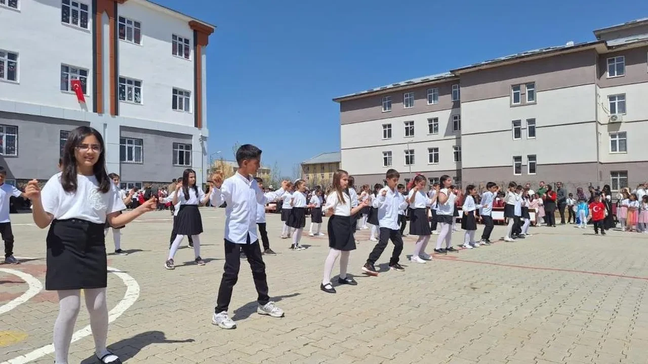 Muş'ta 23 Nisan coşkusu: Minik öğrenciler gösterileriyle büyüledi