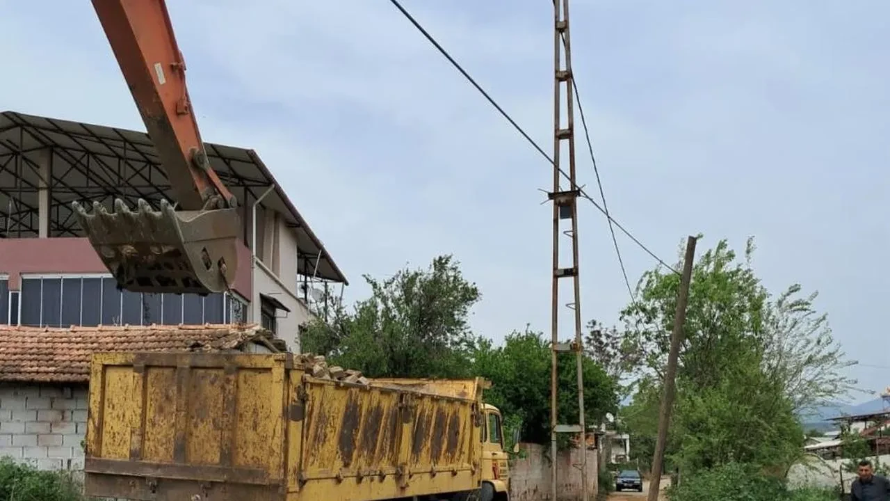 Sultanhisar'da yol yapım çalışmaları hız kesmeden devam ediyor