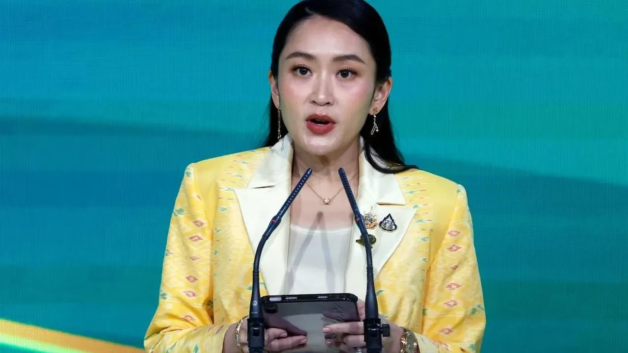 Tayland Başbakanı Shinawatra hastaneye kaldırıldı: Yüksek ateş nedeniyle