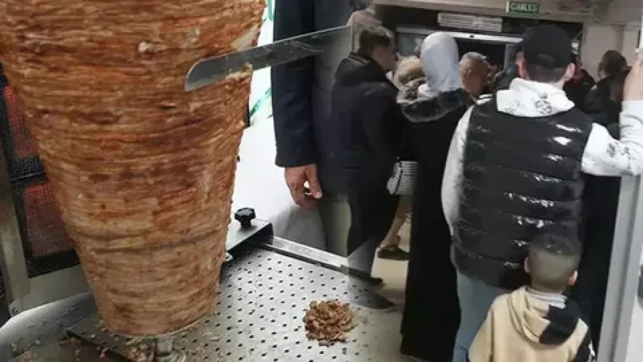 Kocaeli'de tavuk döner zehirlenmesi: 648 kişi hastanelik oldu, 2 kişi durumu kritik