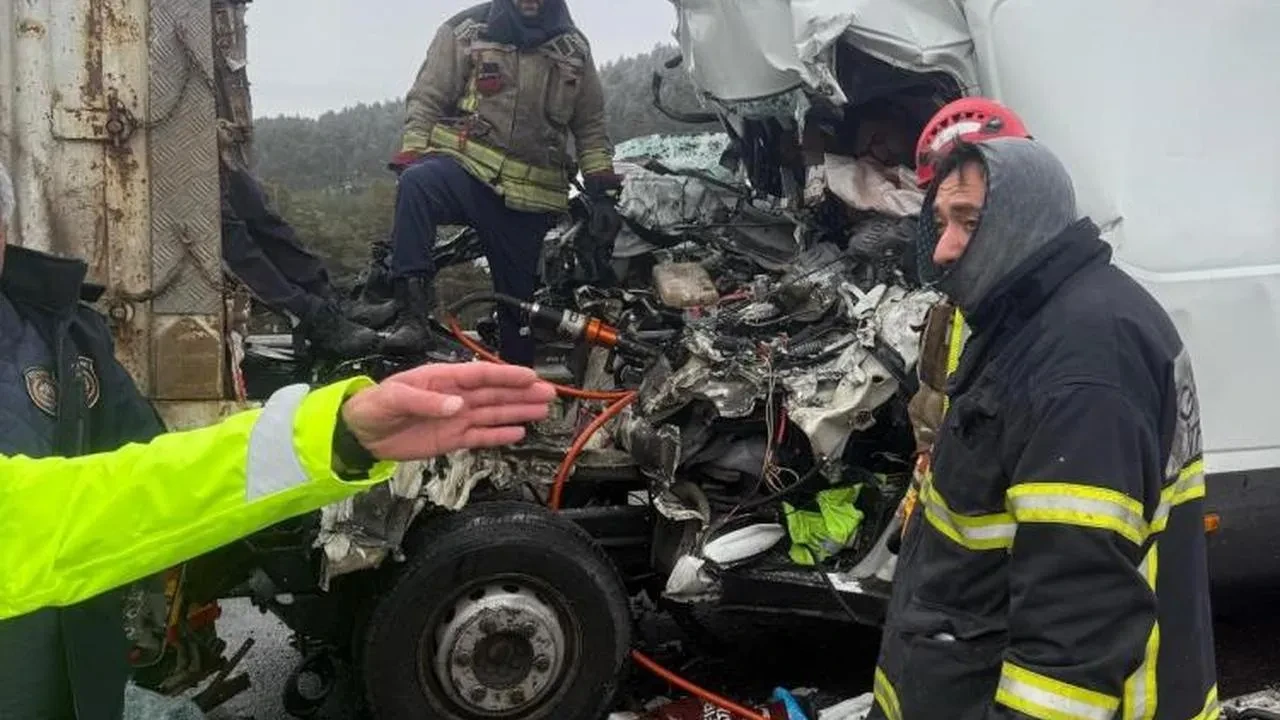 Bolu TEM'de kan donduran kaza: Park halindeki tıra çarpan minibüs hurdaya döndü, 1 ölü