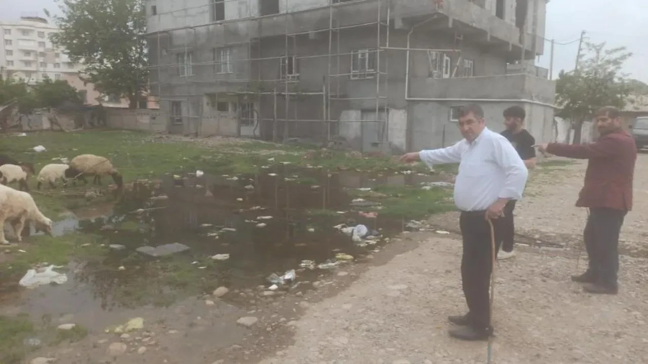 Batman’da çöken kanalizasyon hattı: Lağım suları sokağa taştı