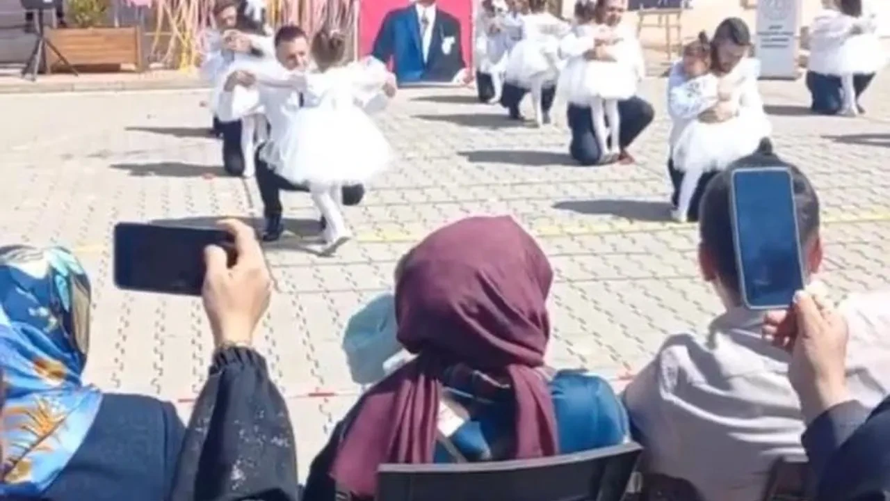 Kahramanmaraş'ta 23 Nisan etkinliği: Babalar ve çocuklar sahne aldı, sosyal medya yıkıldı