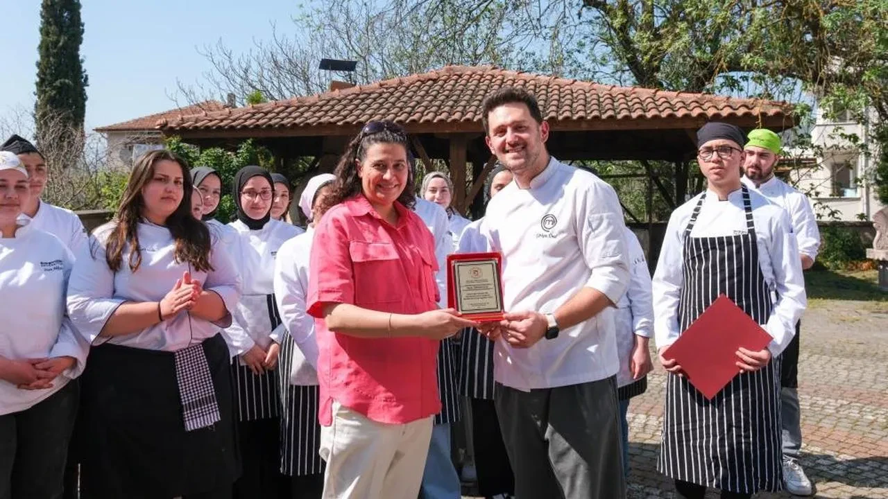 Masterchef Yarışmacısı Görkem Ünal, Osmaneli'de öğrencilerle bir araya geldi