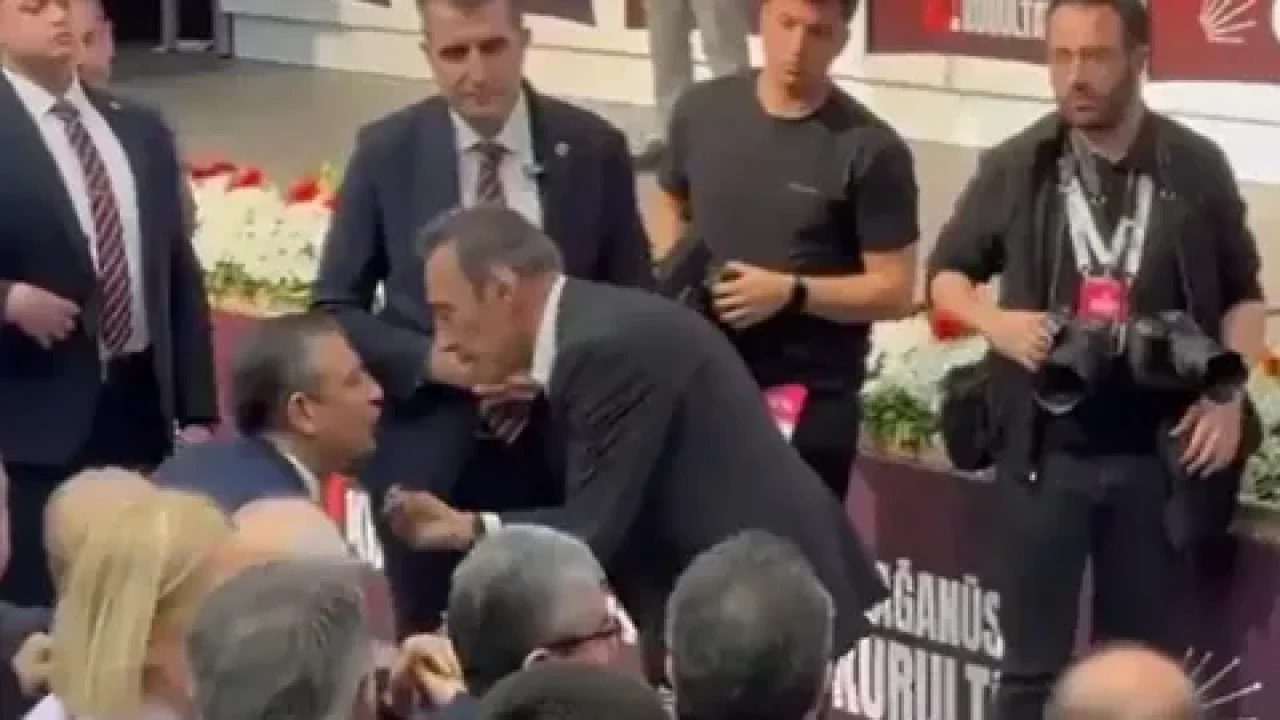 CHP kurultayında gerilim yükseldi: Özgür Özel ve Berhan Şimşek arasında gergin anlar