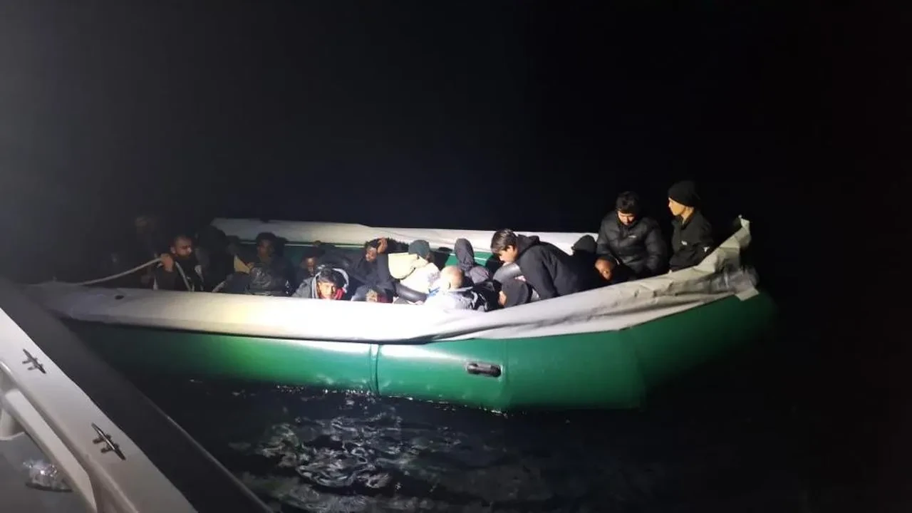 İzmir açıklarında 22 düzensiz göçmen kurtarıldı: Karaburun'da sahil güvenlik operasyonu