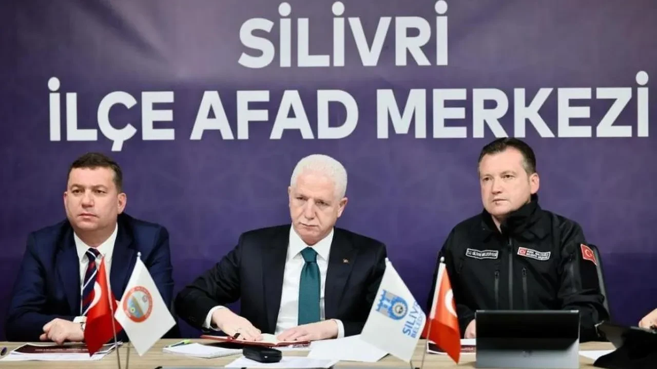 İstanbul Valisi Davut Gül, depremin ardından çalışmaları değerlendirdi