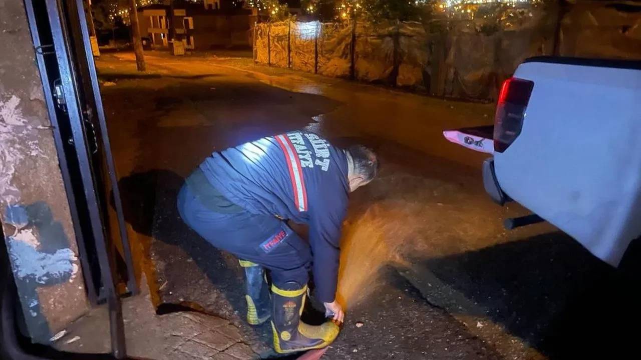 Siirt'te sağanak yağış ve dolu felaketi: Kent merkezinde su baskınları, Kurtalan'da evler sular altında