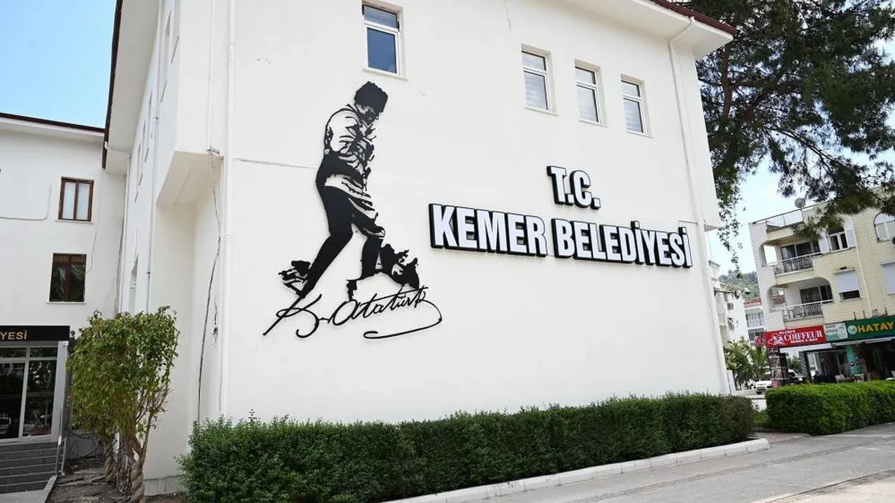 Atatürk'ün Kocatepe silüeti: Kemer belediye binasında