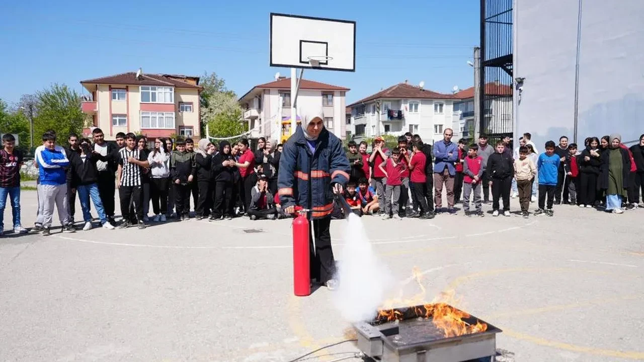 Düzce'de yangın güvenliği seferberliği: 160 öğretmen eğitildi, 900 öğrenci bilinçlendirildi