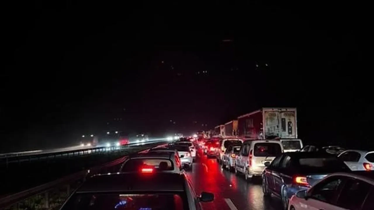 Sakarya'da otoyol kabusu: Makaslayan tır nedeniyle kilometrelerce kuyruk oluştu