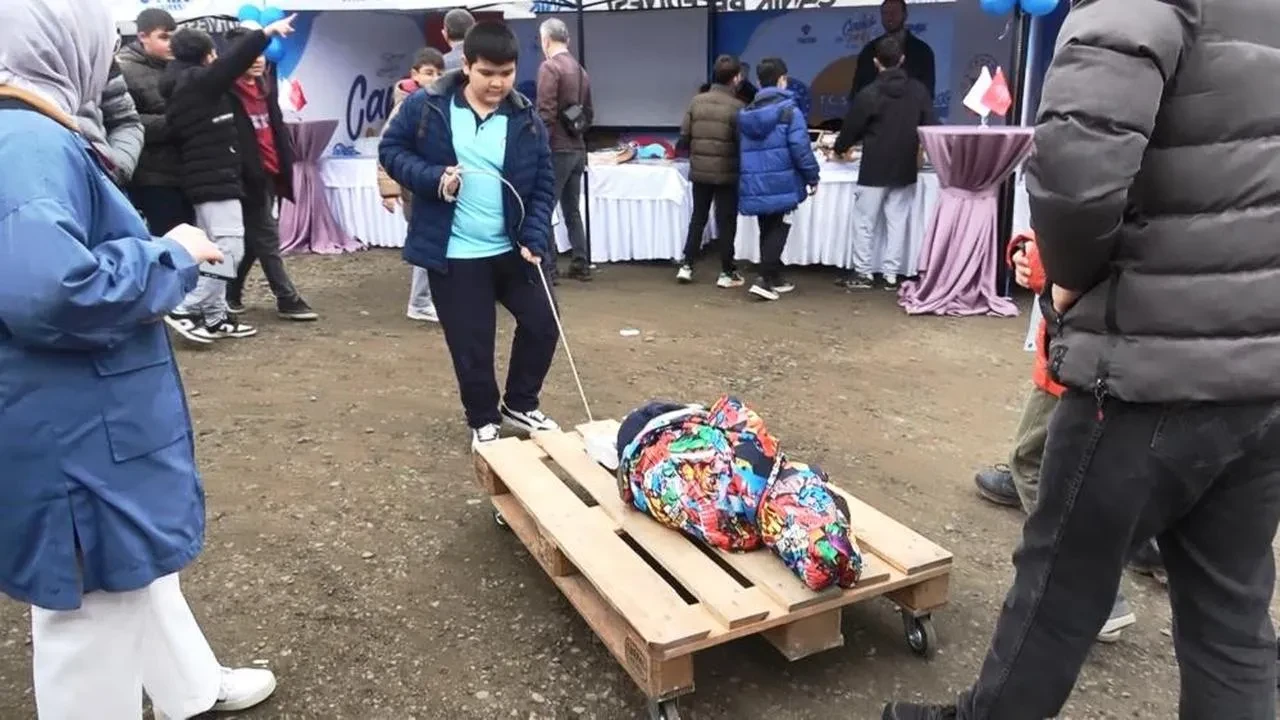 Bedensel engelli öğrenciden bilyalı palette sürüş keyfi: Arkadaşları isteğini kırmadı