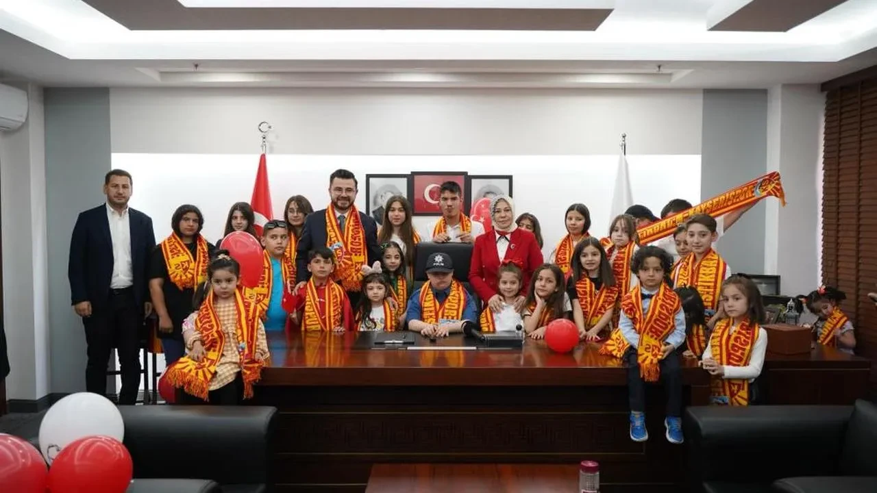 Kayseri'de çocuklara Kayserispor atkısı sürprizi: Geleceğin teminatı spor sevgisiyle buluştu