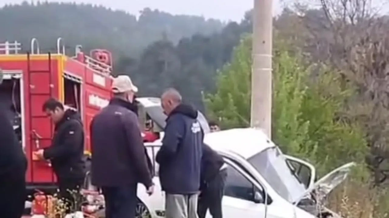 Denizli’de yoldan çıkan otomobil elektrik direğine çarptı; 2 ölü, 1 yaralı