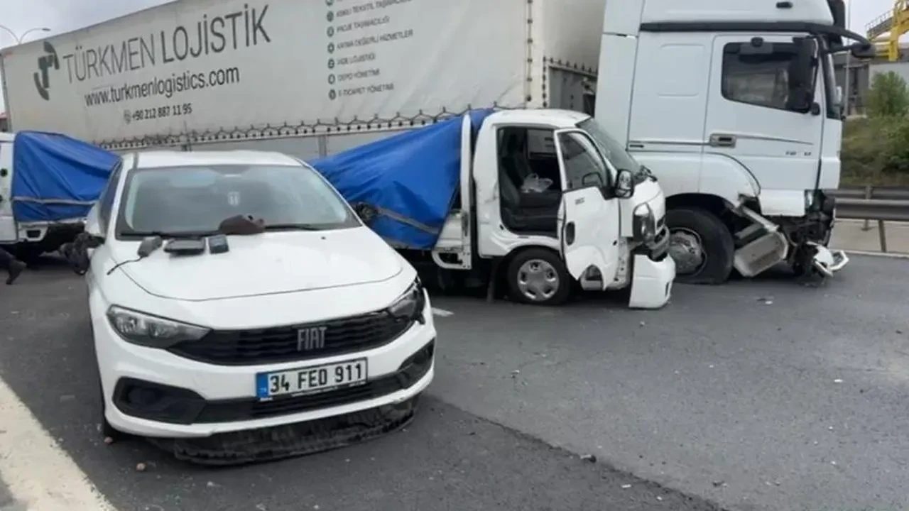 TEM Otoyolu'nda zincirleme kaza: Sürücü araçta sıkıştı, Ankara istikameti ulaşıma kapandı