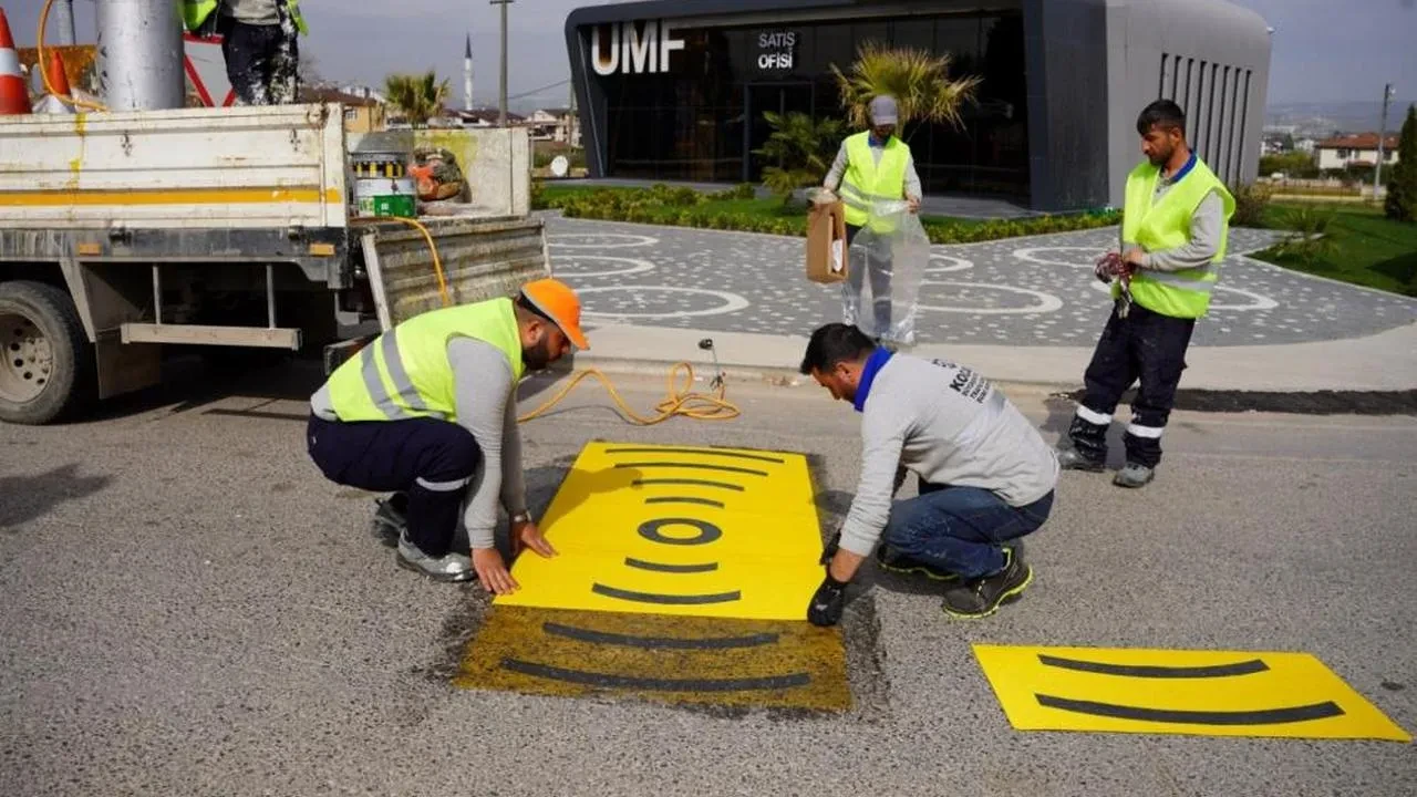 Kocaeli yollarında güvenli dönüşüm: Yol ve yaya çizgileri yenileniyor