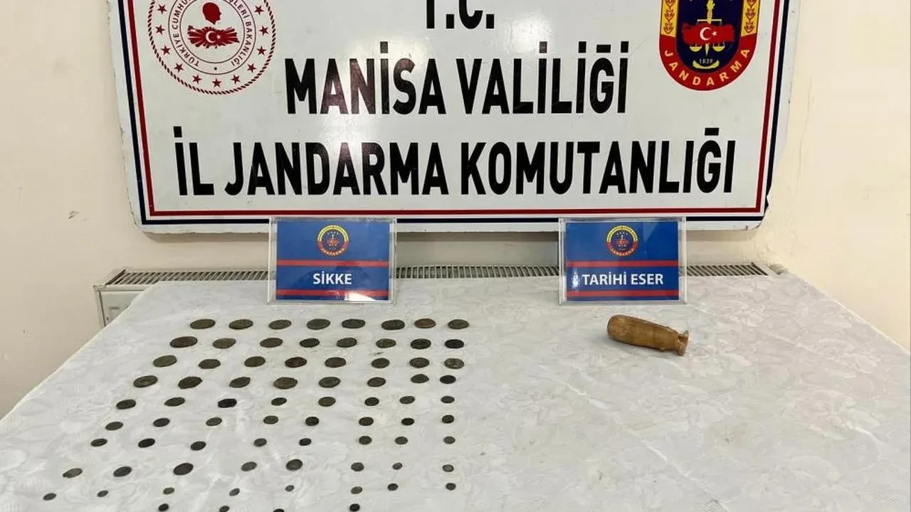 Manisa'da tarihi eser operasyonu: 76 sikke ve gizemli obje ele geçirildi