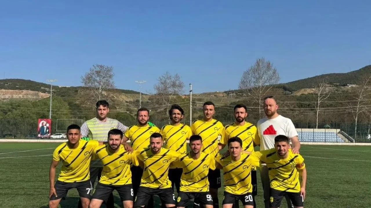 Bayırköy'de oynanan maçta centilmenlik öne çıktı: Bayırköy Belediye Başkanı Aykut Dilsiz, 2 takımı tebrik etti