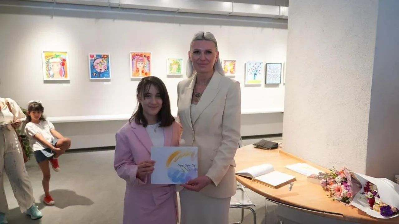 Bilecik'te 'Deniz'in Kızı' rüzgarı: Genç sanatçının sergisi büyük ilgi gördü