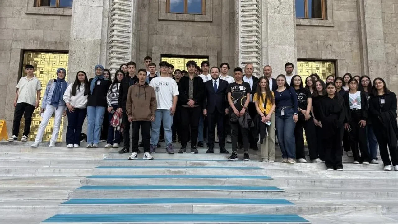 Vekil koç, ardahan'dan gelen öğrencilerle tbmm'de buluştu