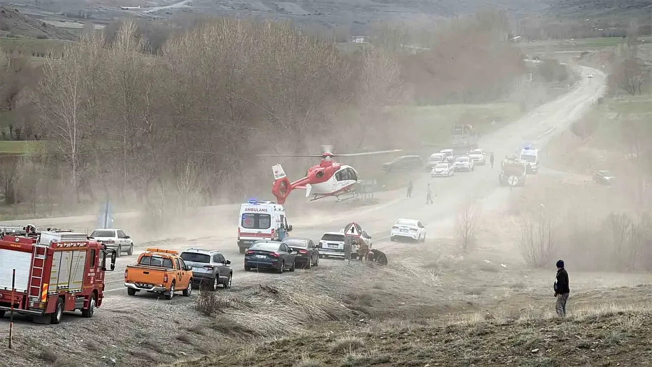 Sivas'ta servis minibüsü ile otomobil çarpıştı: 1 ölü, 17 yaralı