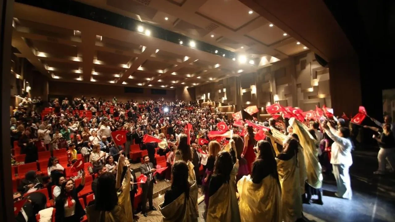 Gaziantep Kolej Vakfı'ndan sahneye muhteşem bir performans: Bir Shakespeare Rüyası tam not aldı