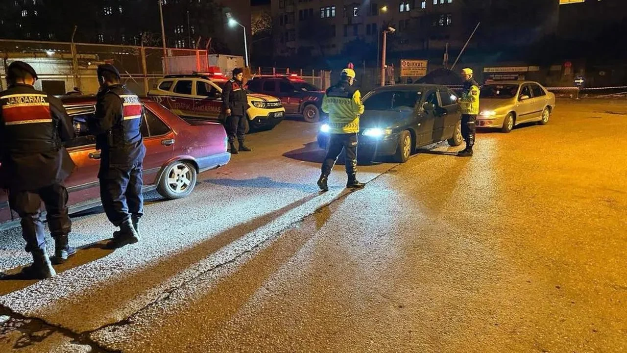 Zonguldak'ta güvenlik güçlerinden kapsamlı denetim: Hapis cezası bulunan 15 şüpheli yakalandı