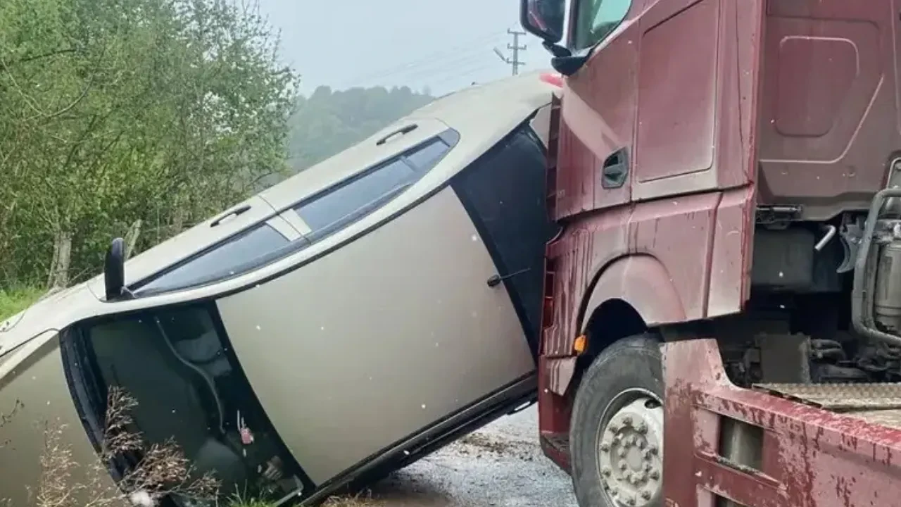 Karasu'da feci kaza: TIR'a çarpan otomobil dereye devrildi, o anlar kaydedildi
