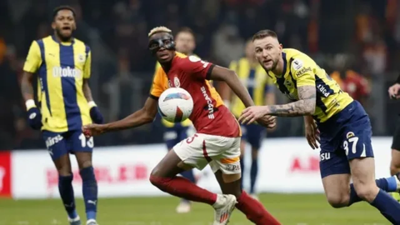 Fenerbahçe-Galatasaray derbisinde büyük kavga! 84'te saha karıştı, 4 kırmızı kart çıktı