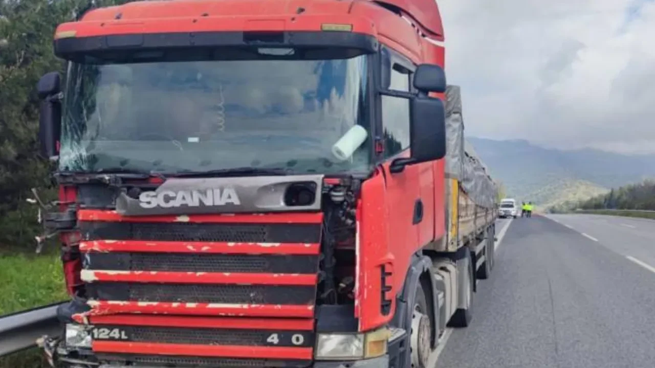 Aydın-İzmir Otoyolu'nda TIR kazası: Genç sürücü hayatını kaybetti