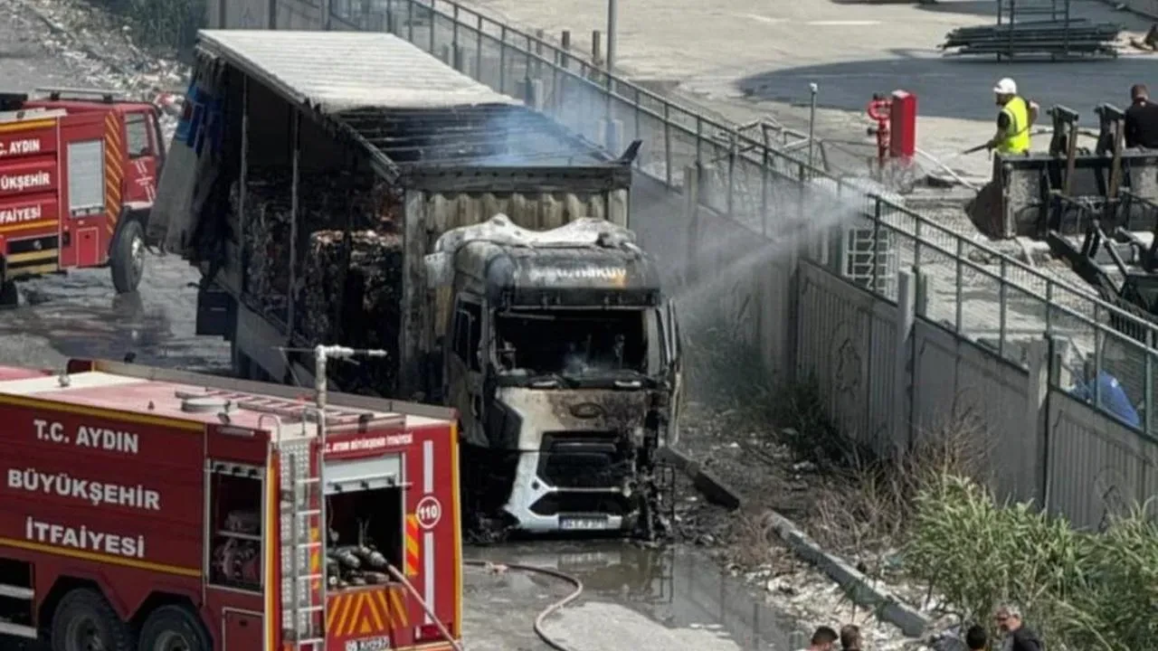 Aydın'da Kağıt Fabrikası'na giden tırda yangın: Büyük hasar, can kaybı yok